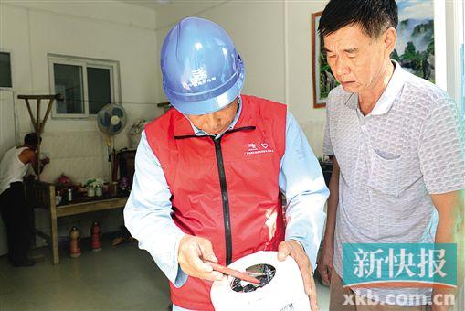 ■供电志愿者和医院电工一起,为康复老人修理家用电器。(袁绮雯/摄)