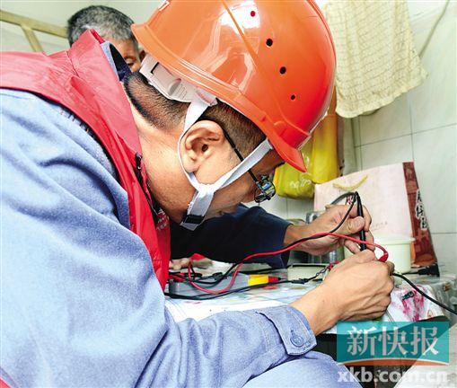 ■供电志愿者为康复老人修理家电。(袁绮雯/摄)