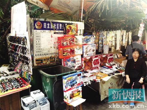 ■垃圾桶、宣传栏成了“走鬼”的“货架”。