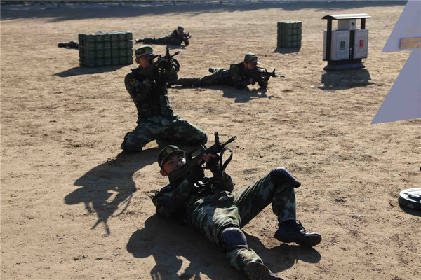 利用卧、跪、立三种姿势对不同距离的目标进行射击。刘帅兵 摄