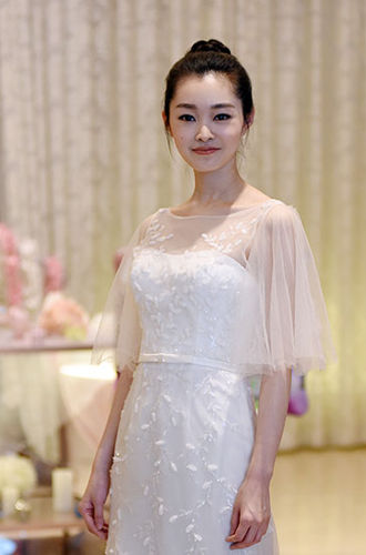 《小情人》胡军金晨郑佩佩变欢喜三代 宋轶穿