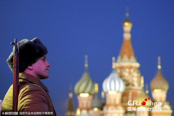  当地时间2015年11月6日，俄罗斯莫斯科，身着历史服装的俄罗斯士兵进行阅兵彩排。俄罗斯将在11月7日举行阅兵，纪念卫国战争期间1941年红场阅兵74周年。图片来源:视觉中国