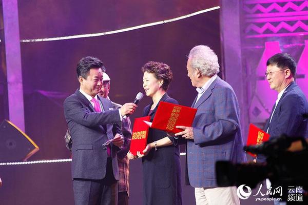丁荫楠、刘佳、李洋、杨在葆4位艺术家荣获“临沧荣誉市民” 摄影:李发兴