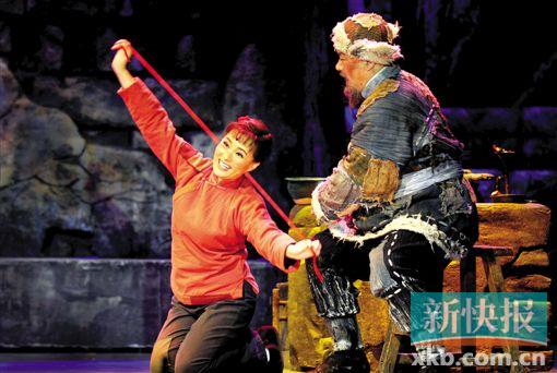 ■扮演喜儿的雷佳(左)在表演新版歌剧《白毛女》。　新华社发