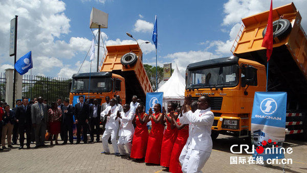 　　内罗毕大学孔院中文合唱团为为中航陕汽东非有限公司开业助兴。 （王新俊 摄）