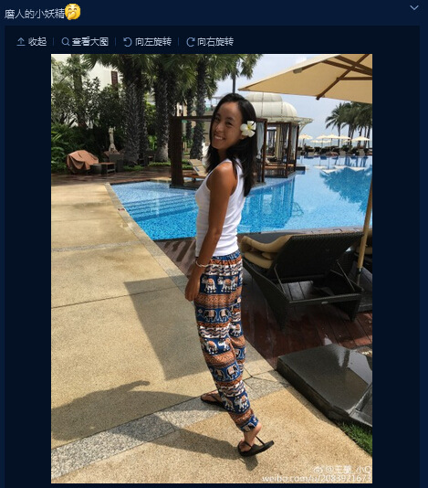 王蔷晒沙滩美照 头戴白花笑颜满面如写真(图)