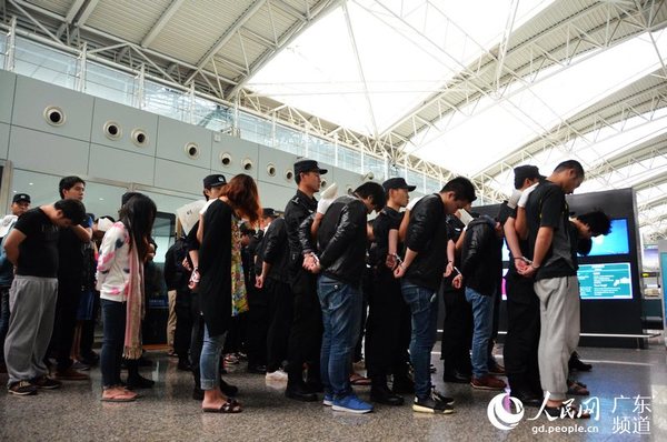 广东警方“一对一”押送犯罪嫌疑人入境。林龙勇 摄