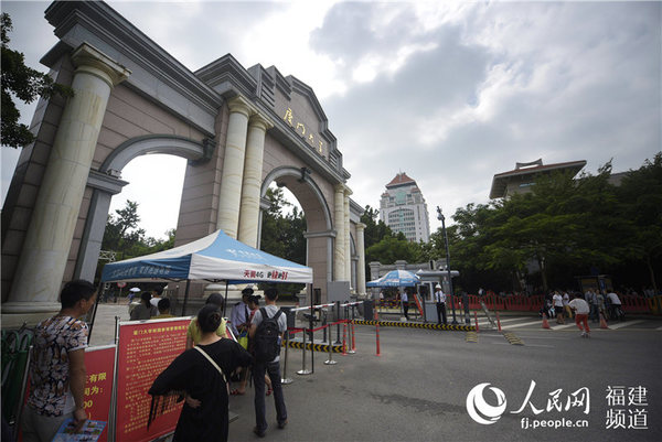 在游览队伍的另一侧，学校设置了专供教职工、学生通行的通道。沈宇波 摄