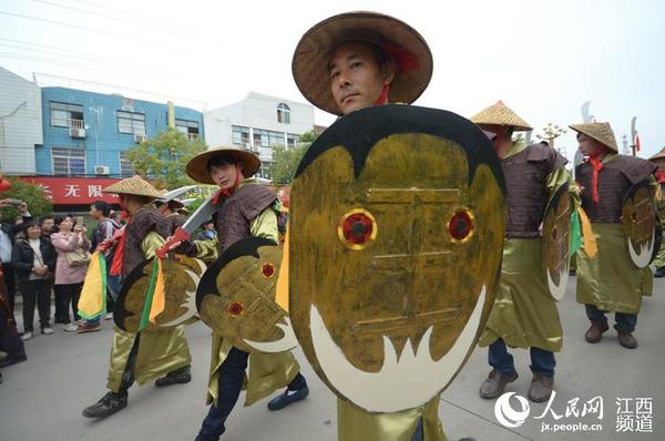 江西南丰县举行“南丰民间艺术街采活动”，展现该县丰厚历史底蕴。