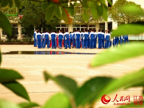 10日下午,姜堰励才实验学校的学生在上体育课