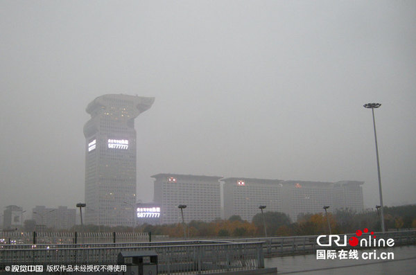 2015年11月10日，北京，北京遭遇重度雾霾天气。 雾霾中的盘古大观。图片来源:杜佳/视觉中国