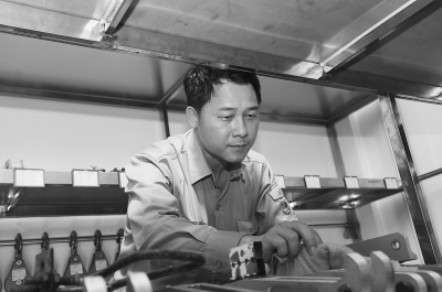 每一件带电作业工具，陈国信都视若珍宝。