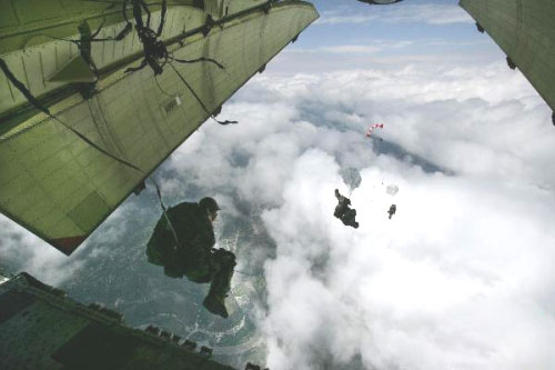 空降兵部队正在进行伞降。记者 刘应华摄(来源:中国军网)