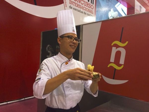 　　夺冠的新加坡选手