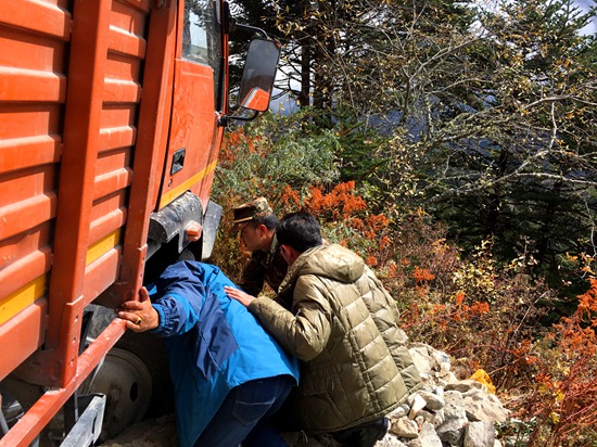 西藏亚东边检站紧急救助印度边民|error3