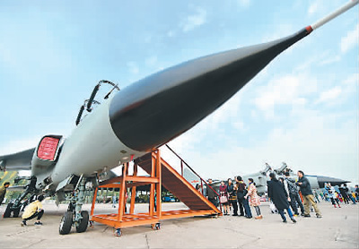 当日,空军驻杭某部在杭州笕桥机场举办军营开放日活动,展示人民空军的