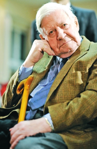 德国前总理 施密特逝世 |边防军|总理_凤凰资讯