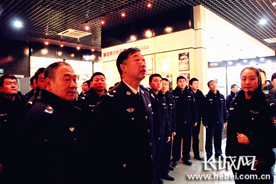 河北公安警察职业学院领导和广大学员代表参观教育基地。 韩晓寒 摄