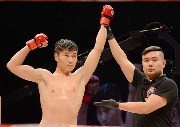 野狼宝音仓出战ROAD FC展现中国新生代选