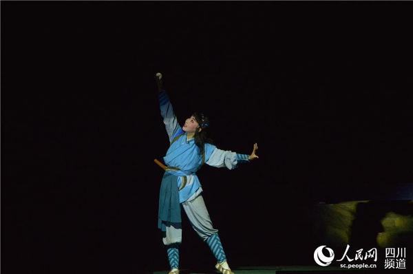 昨晚，首届四川艺术节文华奖展演剧目之一的川剧《望娘滩》在四川省川剧院上演。四川省文化厅供图