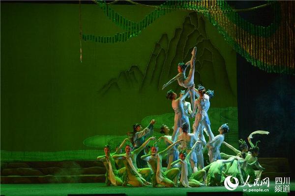 昨晚，首届四川艺术节文华奖展演剧目之一的川剧《望娘滩》在四川省川剧院上演。四川省文化厅供图