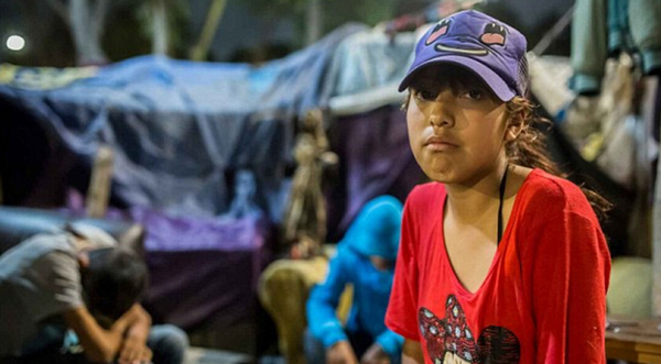 17岁的艾米莉亚（Emilia）13岁遭到继父强奸怀孕，逃家后流落墨西哥街头。继父威胁她说如果将事情告诉任何人就杀了她。她只能通过吸毒麻痹自己，孩子在6个月大时因吸入毒烟夭折。（网页截图）