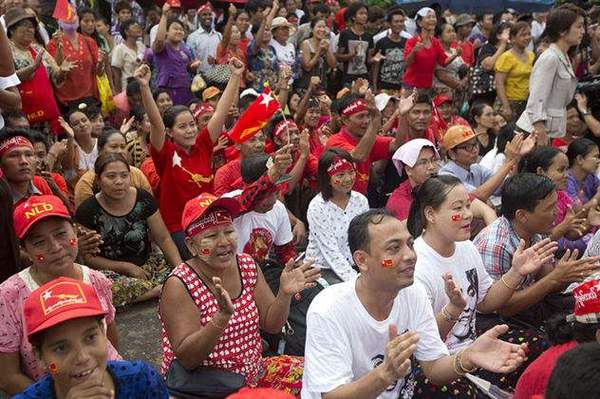 　　11月9日，在缅甸仰光，民盟的支持者聚集在该党总部外。