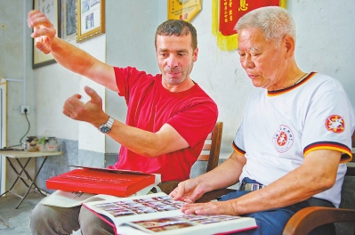 11月9日正是永春县翁公祠武术馆馆长潘成庙的75岁生日,这天,其远在德国的洋弟子,给他送来一份特殊的礼物——这是一本由数千张图片汇编成的册子,用来图解永春白鹤拳的20个套路。