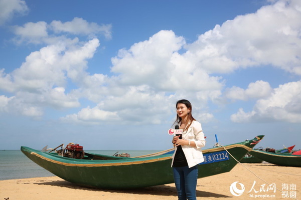 人民网海南视窗记者在老城镇盈滨半岛采访
