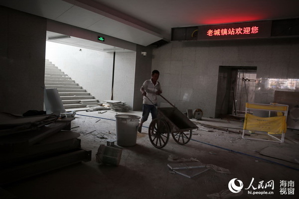 工人在老城镇站施工