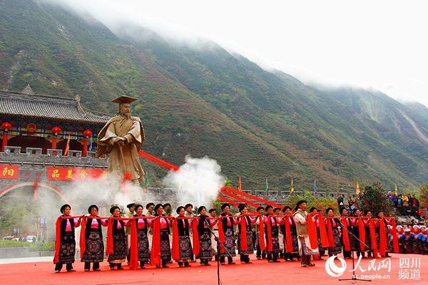 汶川县大禹广场,羌历年祭祀活动正式拉开帷幕.(赵瑾雯 摄)