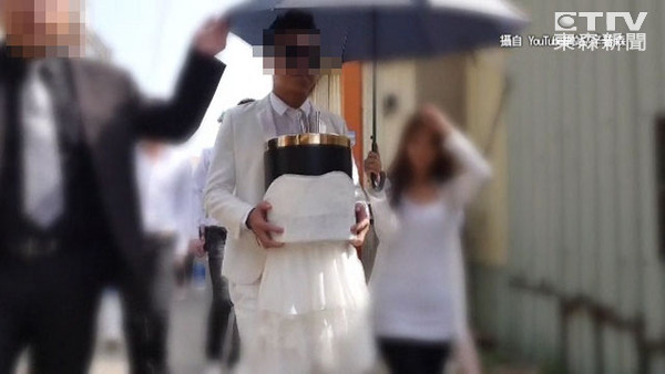 ▲情人生死永别，新郎捧骨灰坛：我们要结婚了！（图／台湾“东森新闻”）