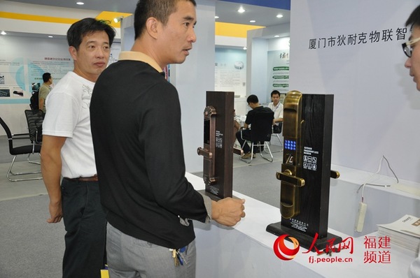 市民体验智能数码门锁。陈遥 摄