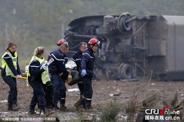 当地时间2015年11月14日,法国斯特拉斯堡,当地一辆高速列车(Train a Grande Vitesse)脱轨并落入运河,救援工作正在进行中。 图片来源:Reuters/视觉中国