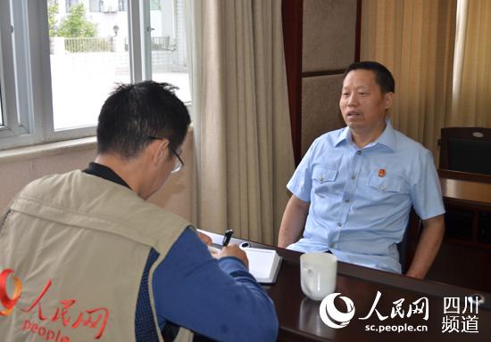 曾启俊在接受人民网记者采访。（毛建军 摄）