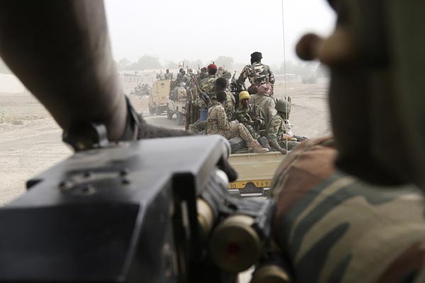 2015年2月，恐怖组织“博科圣地”在喀麦隆、尼日利亚和乍得接连制造恐怖袭击，图为2月26日。乍得军队开赴前线对恐怖组织“博科圣地”实施打击。（图片来源：路透社）