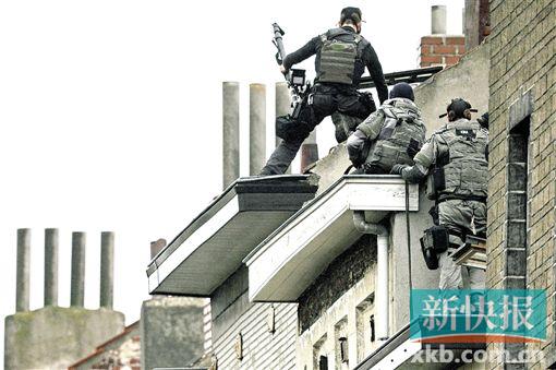■比利时警方近日在布鲁塞尔郊区莫伦贝克搜查参与巴黎恐袭的嫌疑人。CFP图