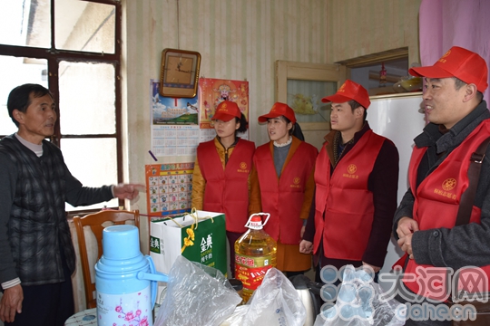 桐柏法院党员志愿者服务队寒冬送温暖进社区