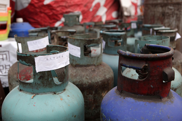 收缴的过期燃气罐 刘欢 摄