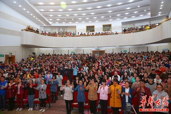 台下观众正在跟卢勤老师学习“我帮你”的手势。图由潘碧海提供。