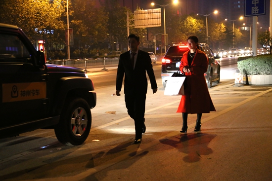 深夜叫到神州专车阅兵车，乘客赞神州专车安全