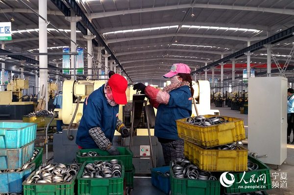 杭萧汽车精密零部件制造产业园内工人正在生产进行生产。
