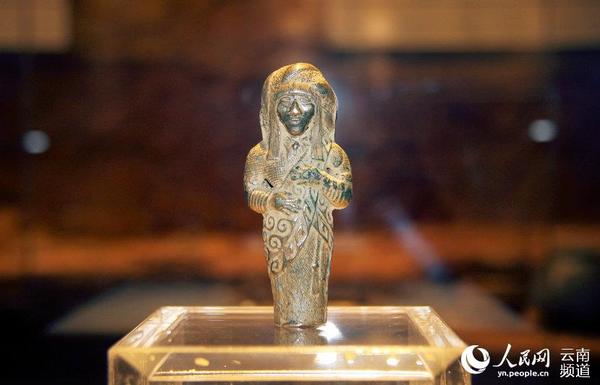 出土于巍山马鞍山母古鲁的人物杖头首（春秋晚期）。人民网 虎遵会  摄