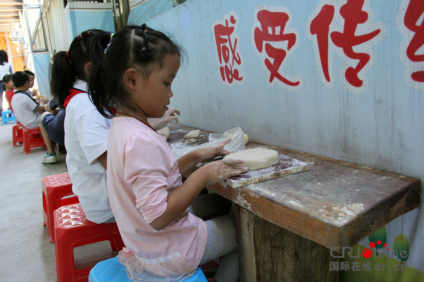 当地小学生学习体验克拉克瓷制作。摄影：张斯路