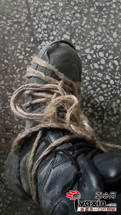搜捕过程异常艰辛,特警的作战靴被磨烂,用草绳捆起来继续战斗。