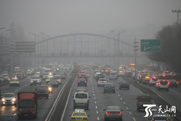 上午10点36分,以人民路立交桥为界,城北大雾弥漫。