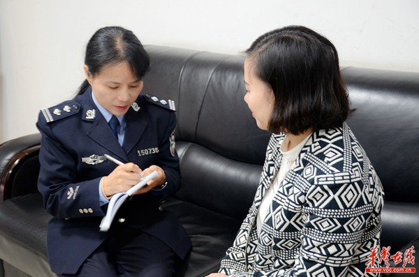 胡清与社区居民交谈