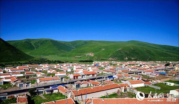 阿坝县麦尔玛乡牧民定居点。（夏雪东尔 摄）