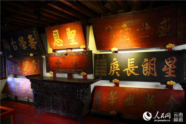 严家大院内摆放的匾额 人民网 薛丹 摄