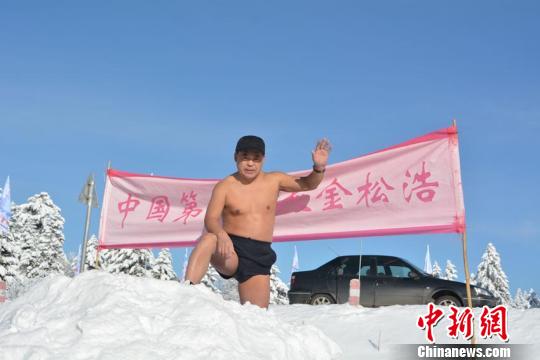 世界“冰王”在和龙展示耐寒绝技 金乔 摄